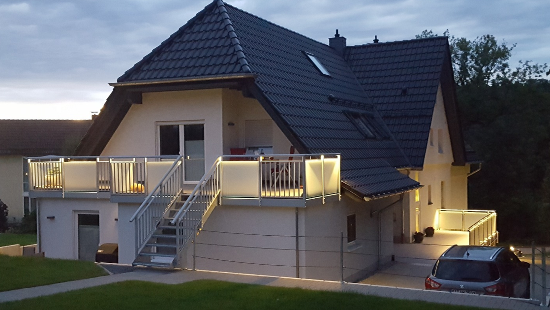 Moderner Balkon mit Metallgeländer und Beleuchtung