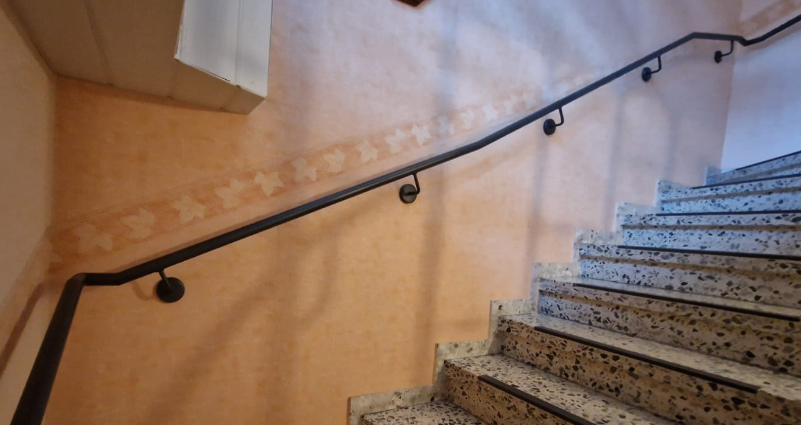 Schwarzer Handlauf in einem Treppenhaus